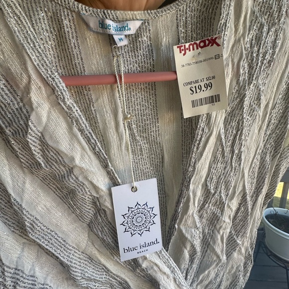 NWT BEACH COVERUP - Picture 2 of 4